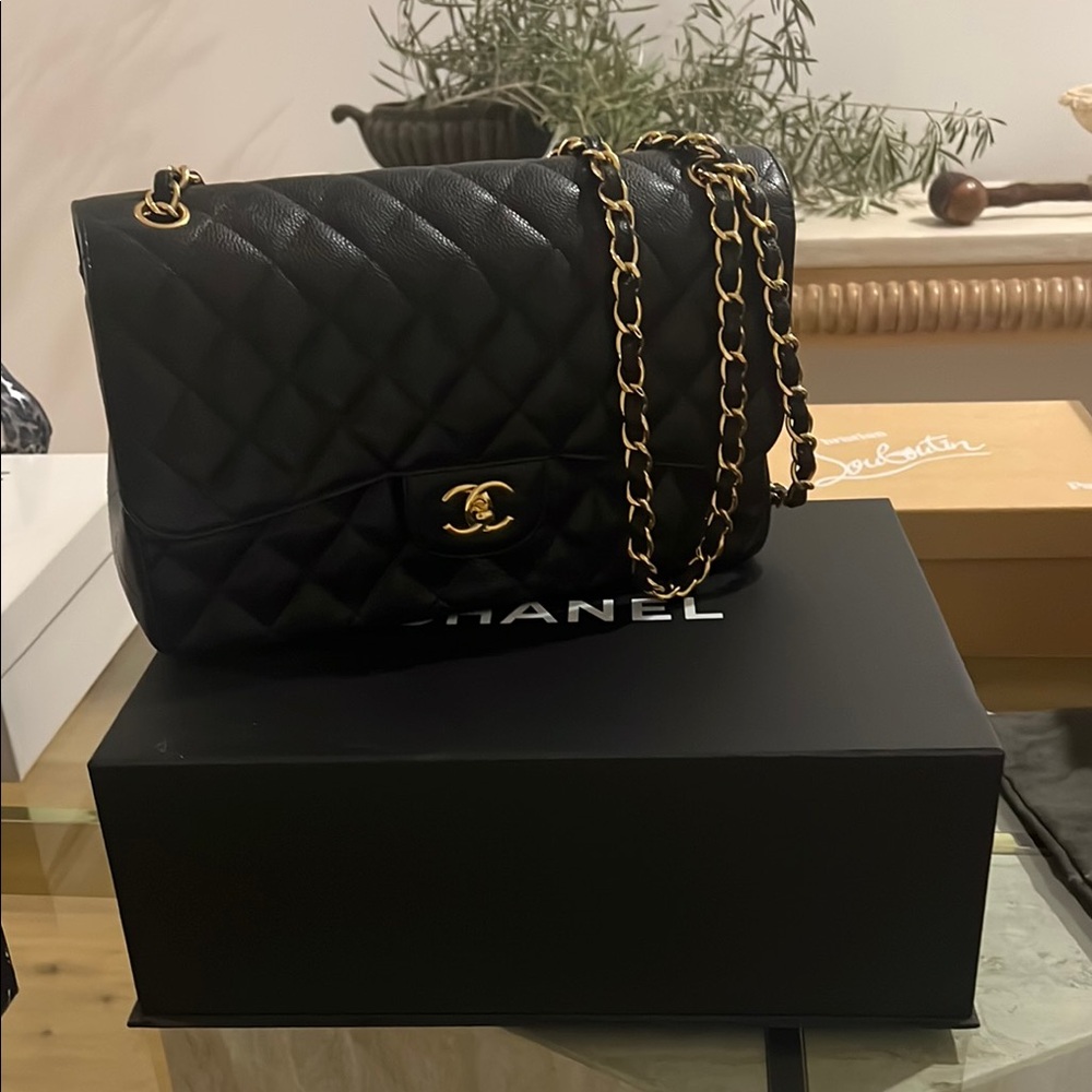 Chanel Jumbo Flap Caviar Leather. Black Quilted Shoulder Bag with Gold Chain